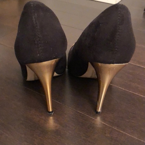 Black and Gold Heel with Cape Toe Details - Picture 2 of 8